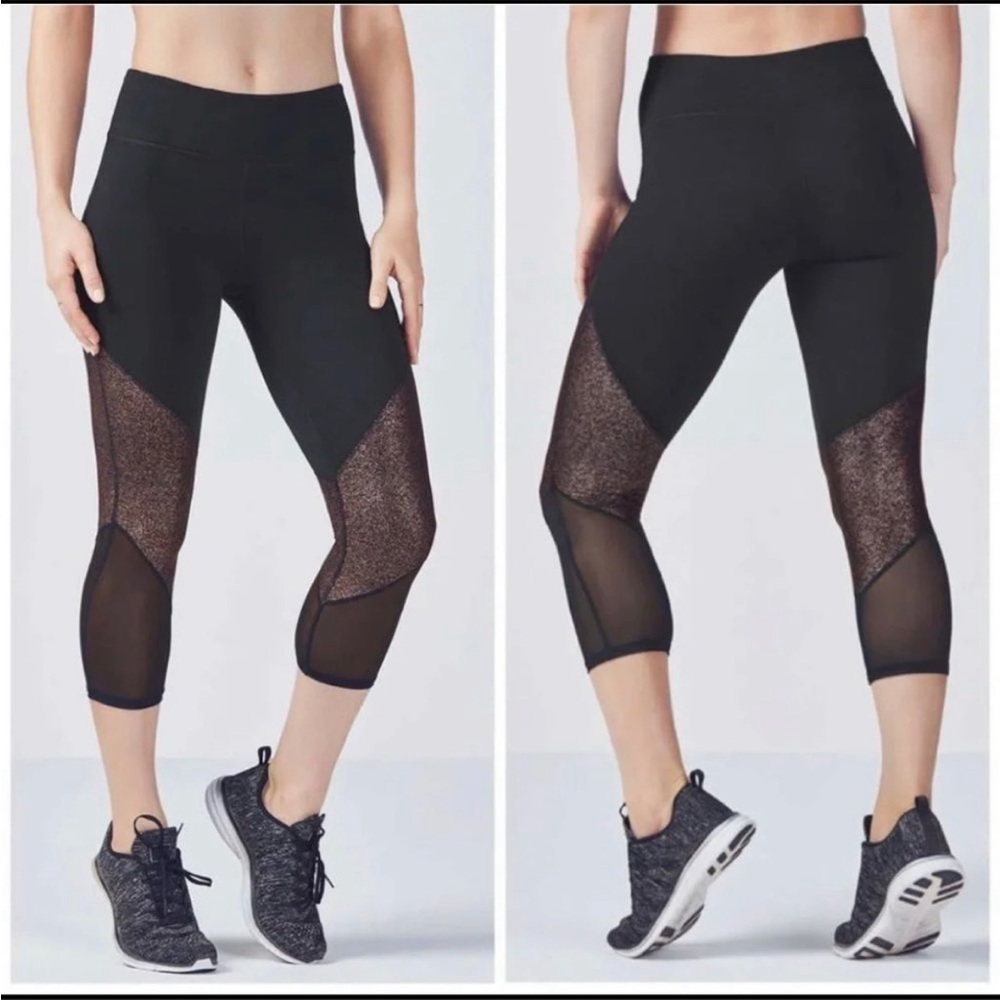 Fabletics mid rise mesh powerhold brogan Capri Size M